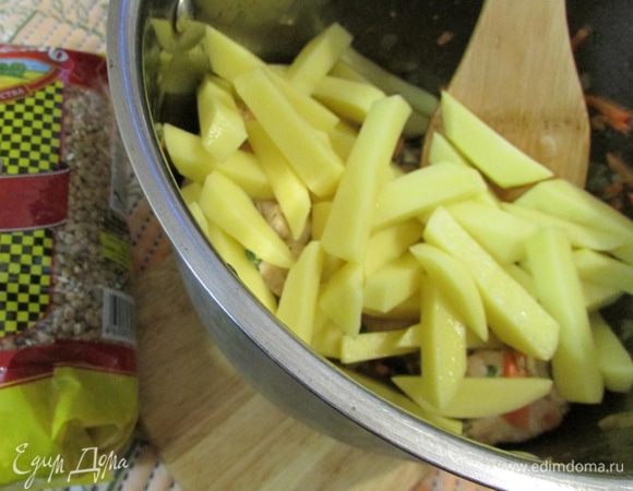 В кастрюлю добавить картофель.