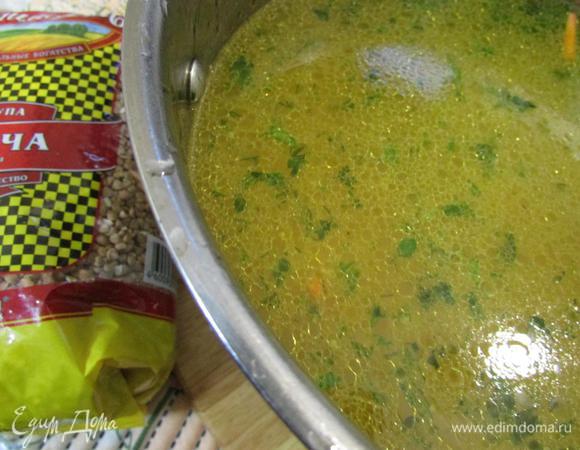 Залить куриную грудку и овощи кипятком. Поставить на огонь, довести до кипения и варить до полуготовности картофеля.