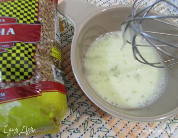 Этим временем приготовить гречневые клецки. В миску разбить яйцо и слегка его взбить.