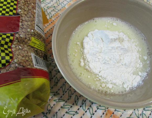 Всыпать муку и тщательно перемешать, чтобы не было комочков.