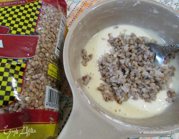 К яично-мучной массе добавить 3 ст. л. гречки. Перемешать.