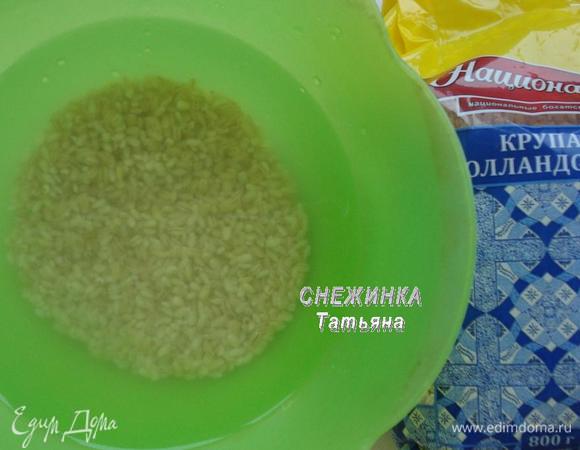 Отмеряем перловую крупу. Замачиваем в холодной воде не менее, чем на 30 минут. У меня стояла около 1 часа. Рекомендую использовать крупу голландскую ТМ «Националь», она в итоге получается более мягкой.