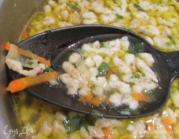 Когда картофель в супе, будет почти готов, протереть тесто через терку. Как только клецки (вот такие они кнопочки) всплывут на поверхность, суп выключить, накрыть крышкой и снять с огня. Дать настояться 5 — 7 минут.