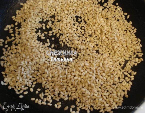 Затем процеживаем крупу, даем хорошо стечь воде. Отправляем крупу на сухую раскаленную сковороду. Постоянно помешивая, просушиваем ее на сковороде пару минут. Мешать нужно постоянно, иначе рискуете, что крупа прилипнет. Лучше использовать сковороду с толстым дном.