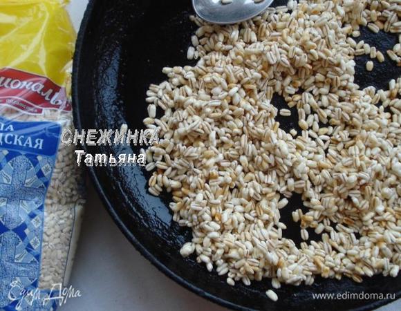 Когда крупа просохла, добавляем масло и, перемешивая, прожариваем крупу до легкого золотистого цвета, уйдет около 7 — 8 минут.