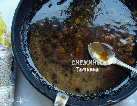 Добавляем в сироп сок лимона и цедру, это придаст легкую кислинку и аромат.