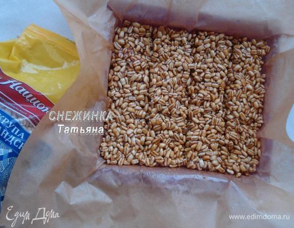 Теперь нужно уложить массу в прямоугольную форму, любую. В принципе можно выложить на пергамент и просто придать форму руками через пергамент, масса очень податливая. Будьте внимательны, масса очень горячая!