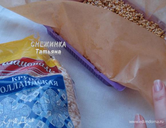 У меня вот такая формочка от конфет, выкладываем пергаментом, разравниваем массу. Делаем продольные разметки ножом, потом по ним козинак легко будет отламывать.