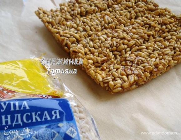 Даем остыть и убиваем в холодильник до полного застывания. Козинаки легко вынимаются и отделяются от пергамента.