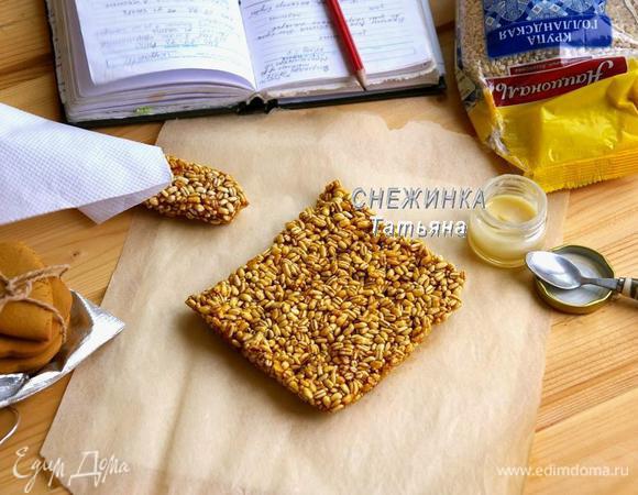 Теперь можно и перекусить. Отламываем по кусочку и угощаемся! 