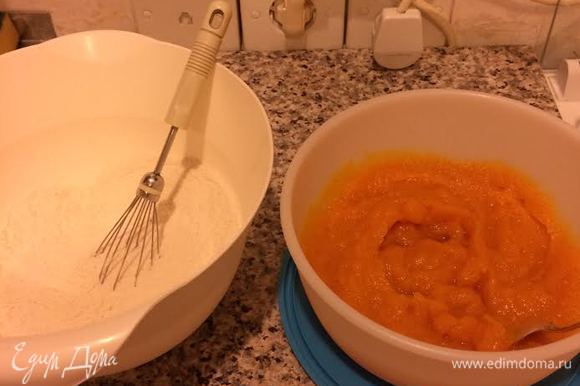 В миске смешать сухие ингредиенты. Приготовить тыквенное пюре можно по этому рецепту http://www.edimdoma.ru/retsepty/84820-pumpkin-cheesecake-chizkeyk