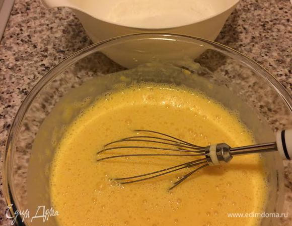 В миске хорошо взбить венчиком молоко, яйцо, пюре.