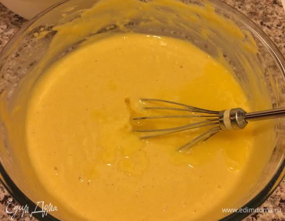 Добавить растопленное сливочное масло, хорошо перемешать. Теперь смешать жидкие ингредиенты с сухими и хорошо перемешать венчиком. 