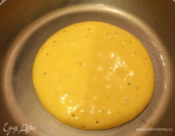 Разогреть сковороду, смазать ее слегка маслом, выложить тесто и жарить, пока на поверхности не образуются пузырьки.