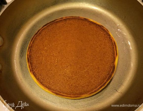 Перевернуть и жарить еще 1 минуту.