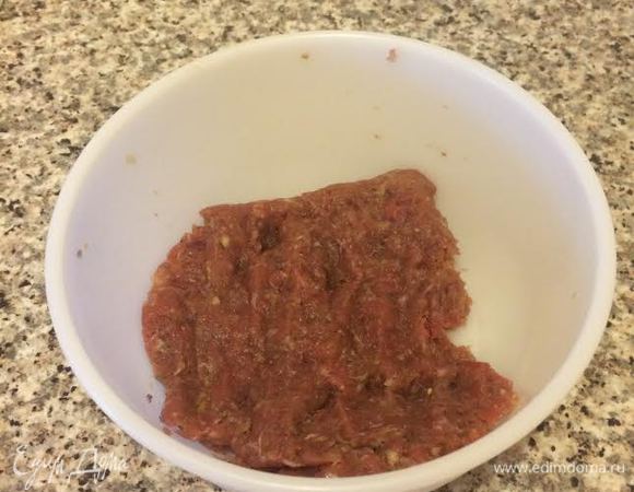 Мясо и лук пропустить через мясорубку. Добавить соль, чесночный порошок, орегано и хорошо перемешать.