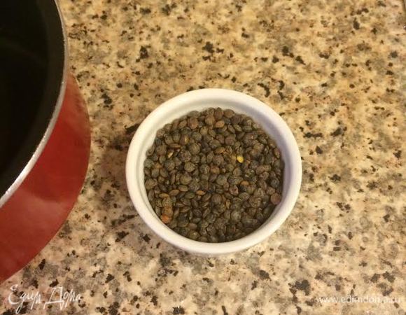 Отварить зеленую чечевицу.