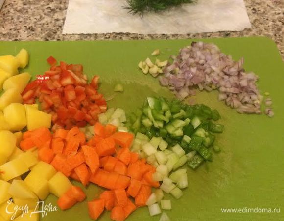 Овощи мелко нарезать.