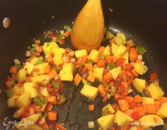 Потушить овощи 3–4 минуты, добавить томатную пасту, перемешать, тушить еще 1–2 минутки.