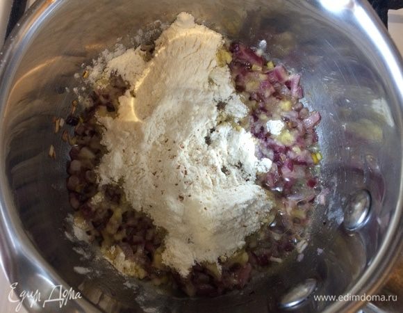 Начните готовить соус. Мелко порубите лук, растопите масло в сотейнике на небольшом огне и жарьте лук 15 минут, регулярно помешивая, до мягкости. Насыпьте в лук муку, перемешайте, а затем постепенно влейте молоко, тщательно перемешивая. 