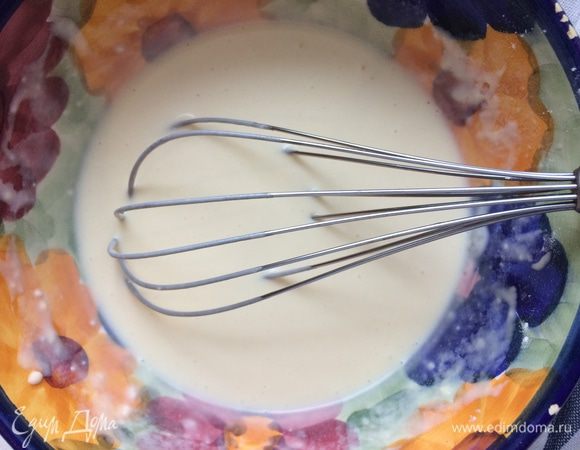 Поставьте на средний огонь сковороду диаметром 26 см и растопите в ней крошечный кусочек сливочного масла. Влейте столько теста, чтобы полностью покрыть дно, и покрутите. Поджарьте с обеих сторон до золотистого цвета. Приготовьте оставшиеся блины, каждый раз вытирая сковороду бумажным полотенцем и добавляя новый кусочек масла. Всего у вас должно получиться 6 штук. Натрите и смешайте оба вида сыра, крупно порубите листья петрушки, разорвите на части ломтики ветчины.