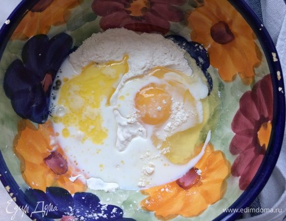 Тем временем займитесь тестом для блинов. Растопите сливочное масло и дайте ему немного остыть; насыпьте в миску муку и щепотку соли, сделайте в центре колодец, выпустите в него яйца, добавьте молоко и 70 мл воды, хорошенько перемешайте.