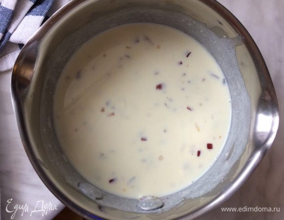 Добавьте горчицу и немного мускатного ореха, приправить и варите 15 минут. Снимите с огня. 