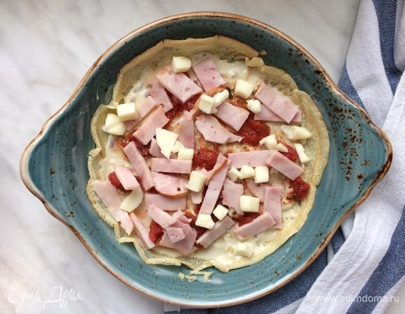 Далее слой томатного соуса, ветчины, сыра и петрушки.