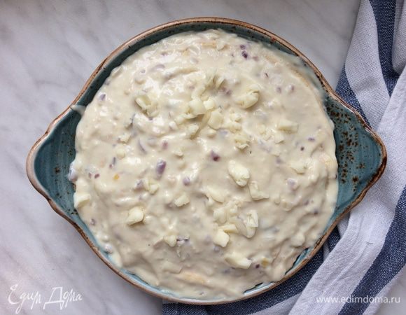 Затем повторите все слои, последним должен быть слой соуса и сыра. Поставьте на нижний уровень духовки на 40 минут, чтобы запеканка подрумянилась. Оставьте на 10 минут перед подачей. Приятного аппетита!