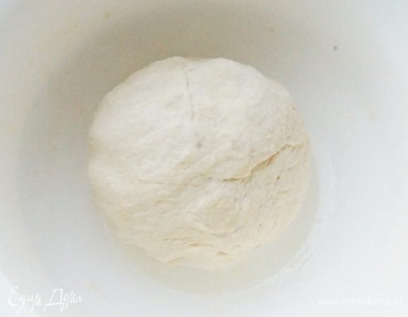 Муку просеять, смешать с сухими дрожжами. Всыпать к молочной смеси и замесить мягкое, нежное тесто. Месить около 5 — 7 минут. Возможно, понадобится немного муки на подпыл.
Миску смазать маслом, поместить туда шар с тестом и поставить в теплое место на 1 час на расстойку.