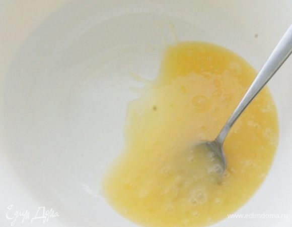Яйца, мед и масло хорошо перемешать. 