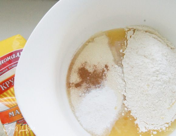 Добавить  сухие ингредиенты: муку, манную крупу ТМ «Националь», корицу по вкусу и разрыхлитель теста. 