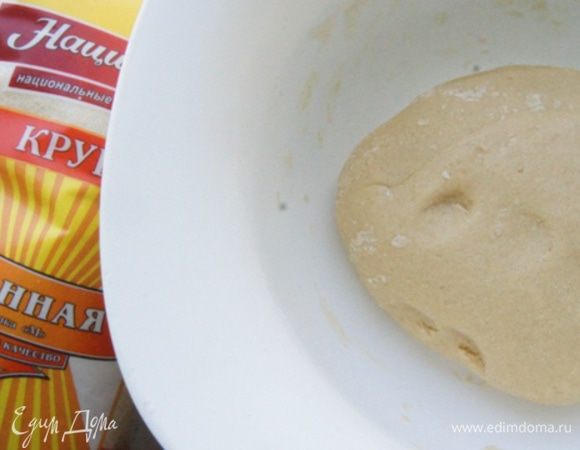 Собрать тесто в шар и поставить его в холодильник на 30 минут, прикрыв пленкой. 