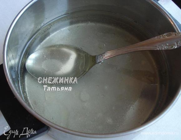 Готовим тесто. Наливаем в кастрюльку воду, добавляем соль (1/4 ч.л.), сахар, наливаем растительное масло и ставим на огонь. Помешиваем до растворения сахара, даем покипеть немного.