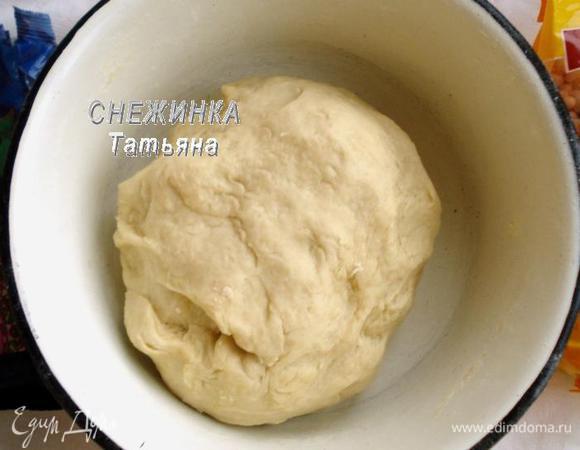 В муку вливаем дрожжевую воду и замешиваем тесто. Муки указала столько, сколько ушло у меня, если есть необходимость, подсыпайте во время вымешивания. Тесто получается мягким, нежным, не липнущим к рукам. Оставляем подняться в теплом месте около 1 часа. Тесто поднимается быстро и хорошо, поэтому дольше ждать не потребуется.