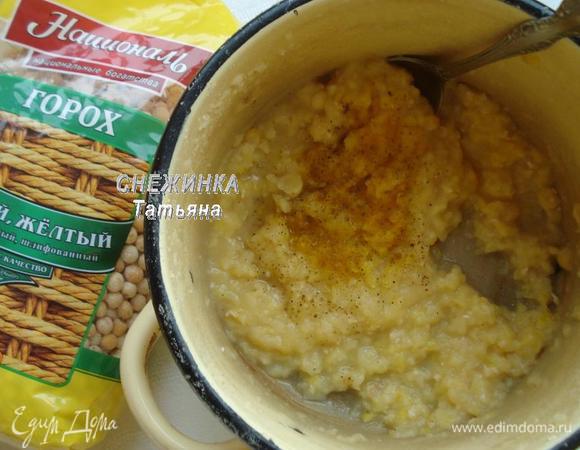 Делаем из гороха пюре. Можно просто размять толкушкой, как для картофельного пюре. Хорошо, если останутся небольшие кусочки. В пюре кладем специи: соль, молотый белый перец, мускатный орех, куркуму (1/3 ч. л.) и сахар (1/3 ч. л.). Добавление сахар, он раскрывает вкус гороха полнее и ярче. Перемешиваем.