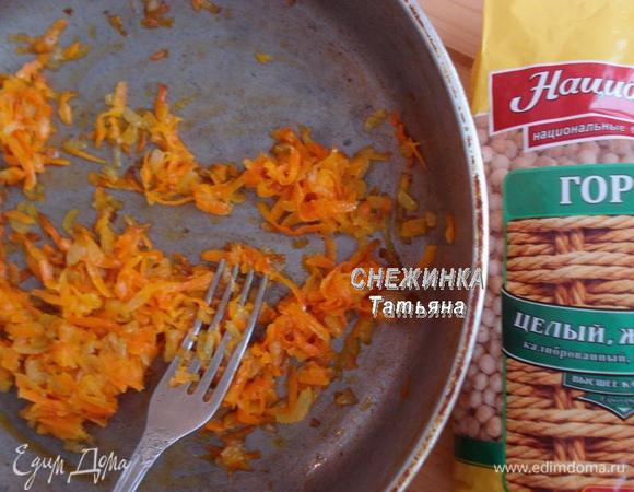 Репчатый лук чистим, нарезаем мелко. Морковь чистим, натираем на крупной терке. На сковороде разогреваем растительное масло. Кладем сначала лук, томим до мягкости, затем кладем морковь и держим до готовности.