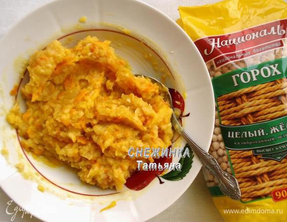 Добавляем обжаренные овощи к гороховому пюре. Перемешиваем. Гороховая начинка готова.