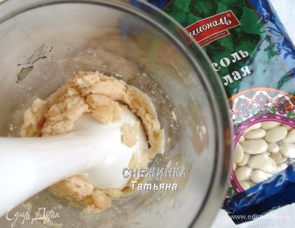 Для приготовления фасолевой начинки варим фасоль ТМ «Националь» после замачивания 35 — 40 минут до мягкости, сливаем жидкость. Пюрируем фасоль погружным блендером.