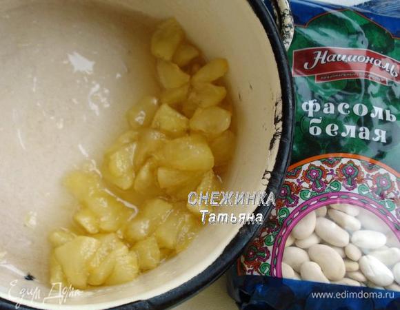 Яблоко очищаем от кожицы и семян, нарезаем небольшим кубиком, засыпаем сахаром и тушим до мягкости, постоянно помешивая.