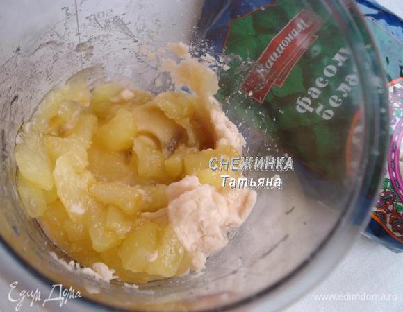 В чашу блендера к фасолевому пюре кладем банан и яблочное пюре. Пюрируем еще раз все вместе. 