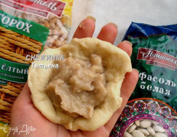 Сладкие пирожки я делала круглые. Отделяем от теста кусочек, разминаем в круглую лепешку, в центр кладем начинку.