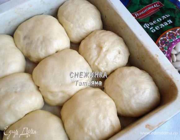 Так лепим все сладкие пирожки и кладем в форму, слегка смазанную растительным маслом, швом вниз. Оставляем подняться на 10 минут.