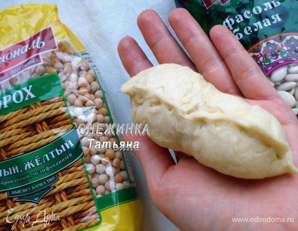 Соединяем концы лепешки по шву. Лепим все пирожки.