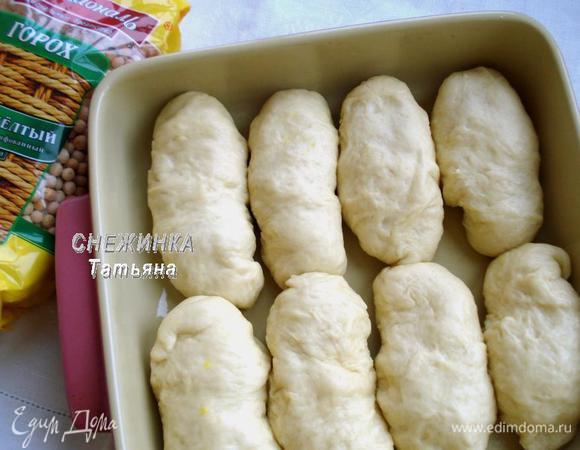 Также выкладываем все пирожки в смазанную форму. Оставляем для подъема на 10 минут.