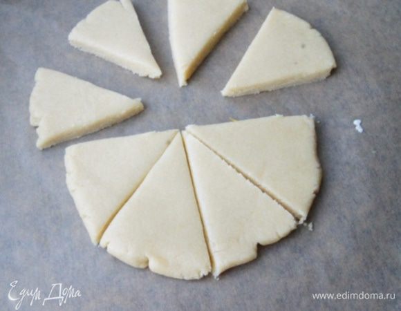 Раскатать тесто в пласт толщиной около 1 см, разрезать на треугольники. По желанию можно вырезать формочкой. Получается 20 коржиков.