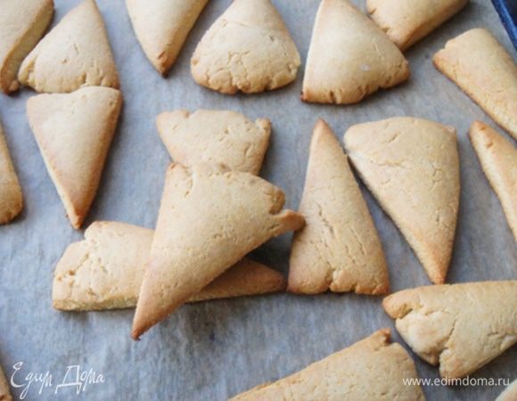 Поставить выпекать в разогретую до 170°С духовку на 12 — 15 минут.