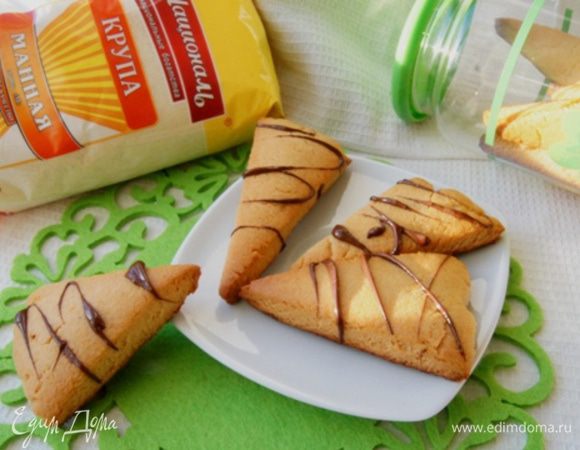 Готовые манные коржики остудить и украсить по желанию. Я растопила шоколад и нанесла его сверху.
Приятного чаепития!