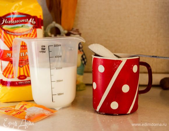 Молоко наливаем в кастрюльку, добавляем туда сахар и ваниль. Ставим на огонь, кипятим.