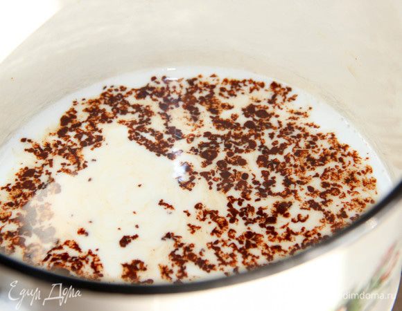 Добавляем растворимый кофе и размешиваем. Его количество можно варьировать в зависимости от ваших предпочтений.